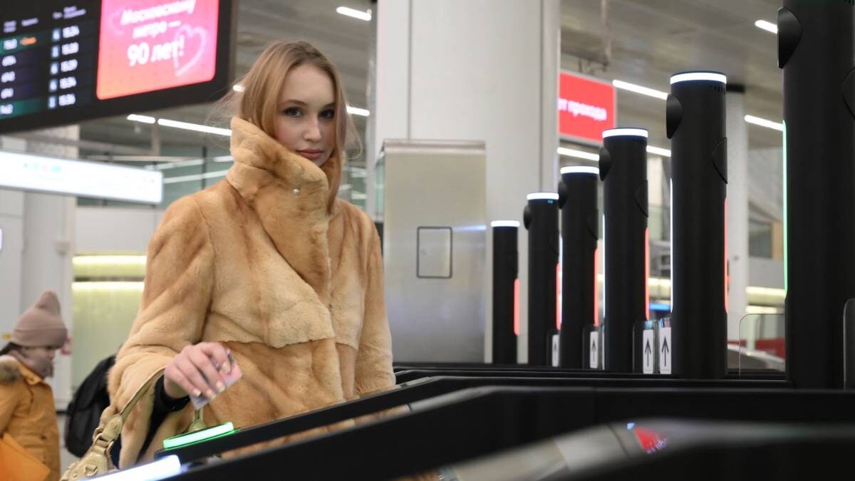    Мария Мальникова проходит через новые турникеты на станции «Нижегородская» / Фото: Пелагия Замятина / Вечерняя Москва