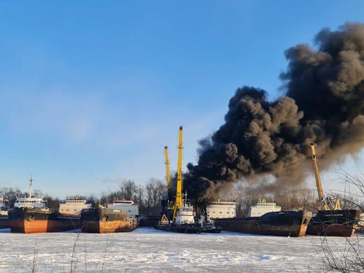    Пожар на плавкране "Борской судоремонтной компании" под Нижним Новгородом | © Фото : соцсети