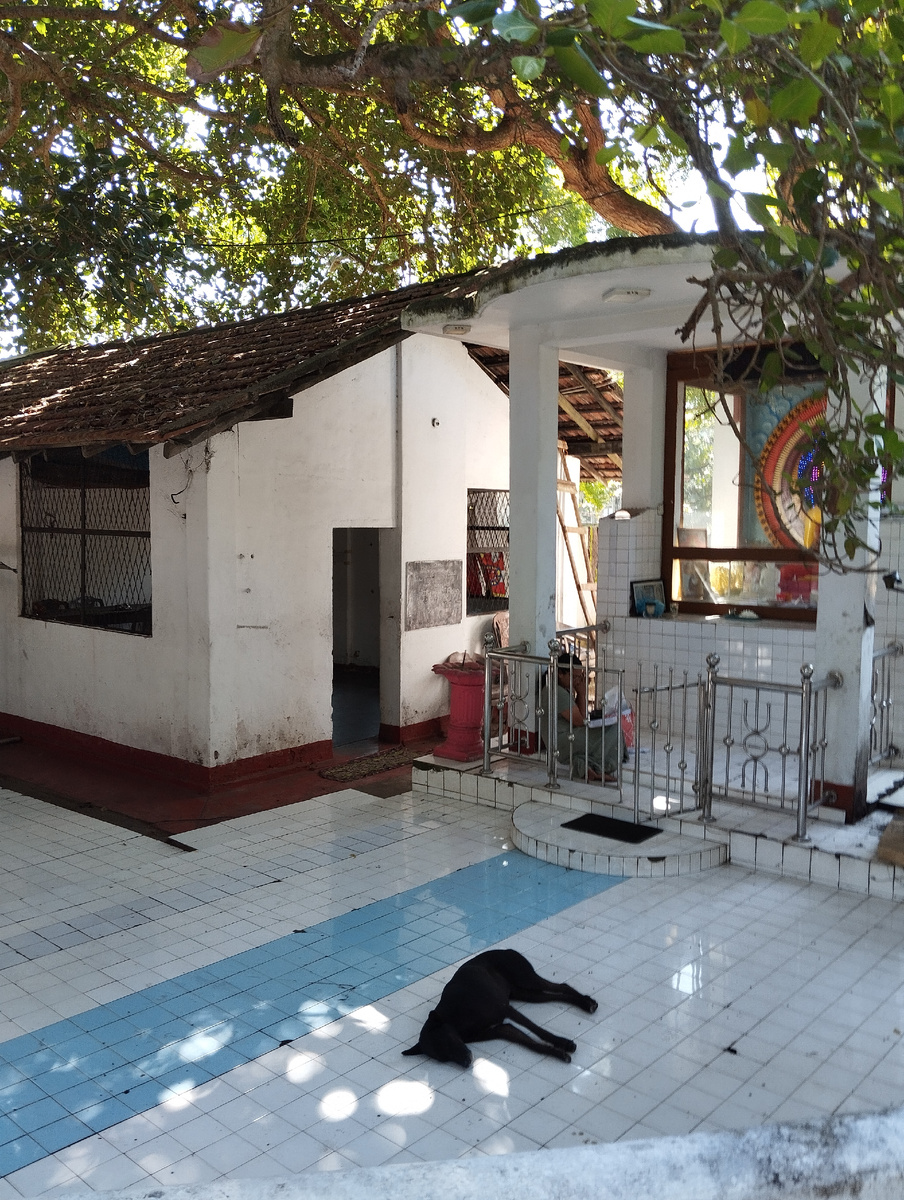 Придорожный буддийский храм