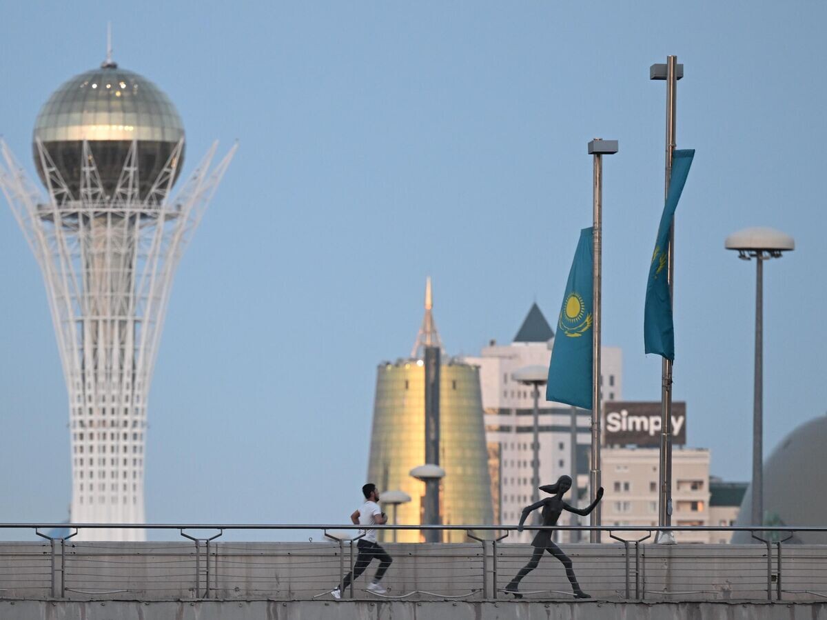    Мужчина занимается бегом у монумента Байтерек в Астане | © РИА Новости / Григорий Сысоев