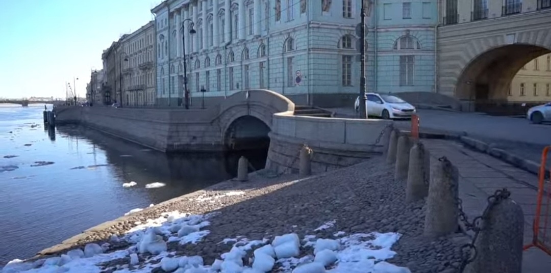 Дворцовая набережная в Санкт-Петербурге