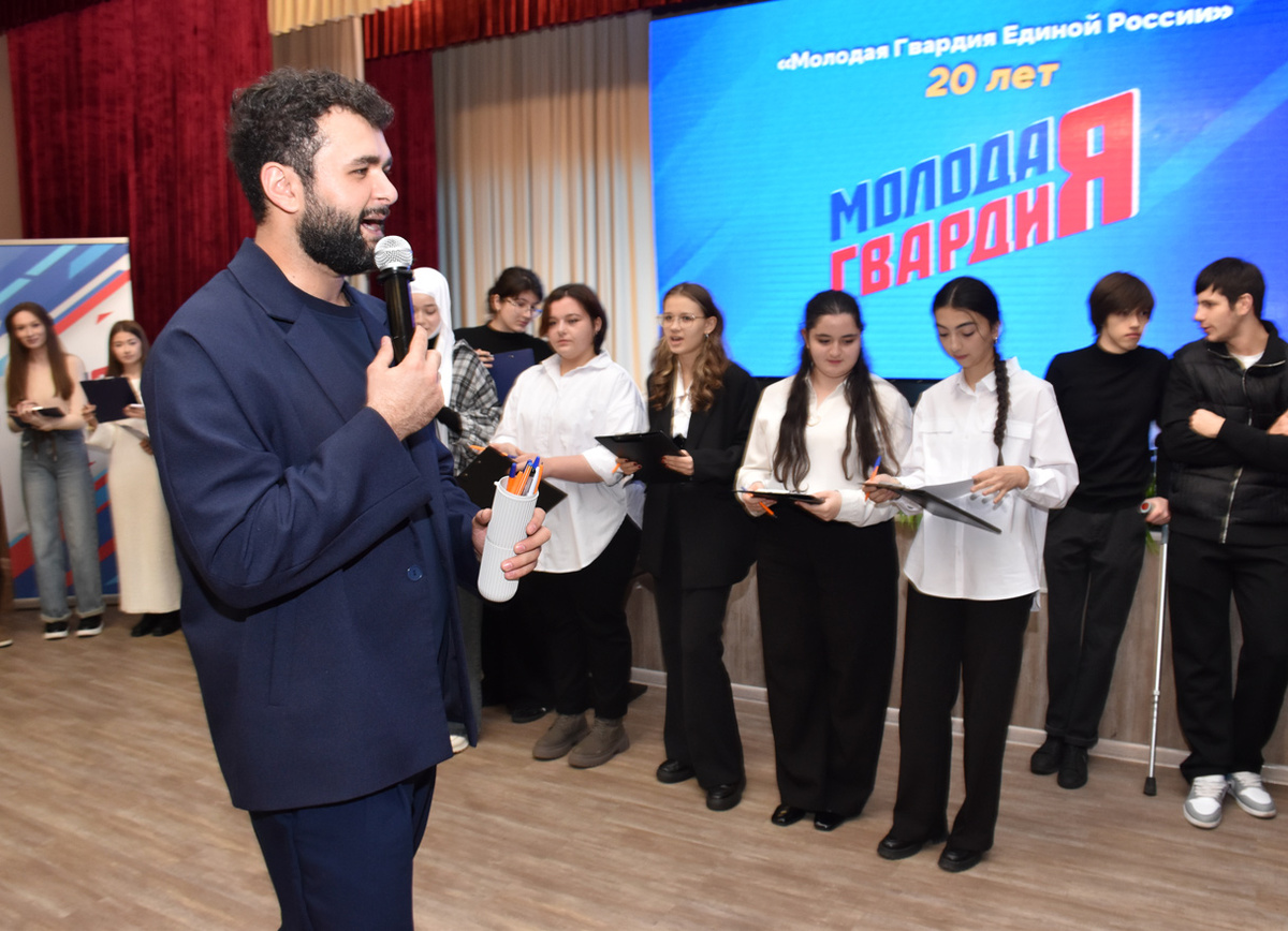 Амиран Дзугов проводит интерактивную коммуникационную игру. Фото Евгения КРАТОВА.