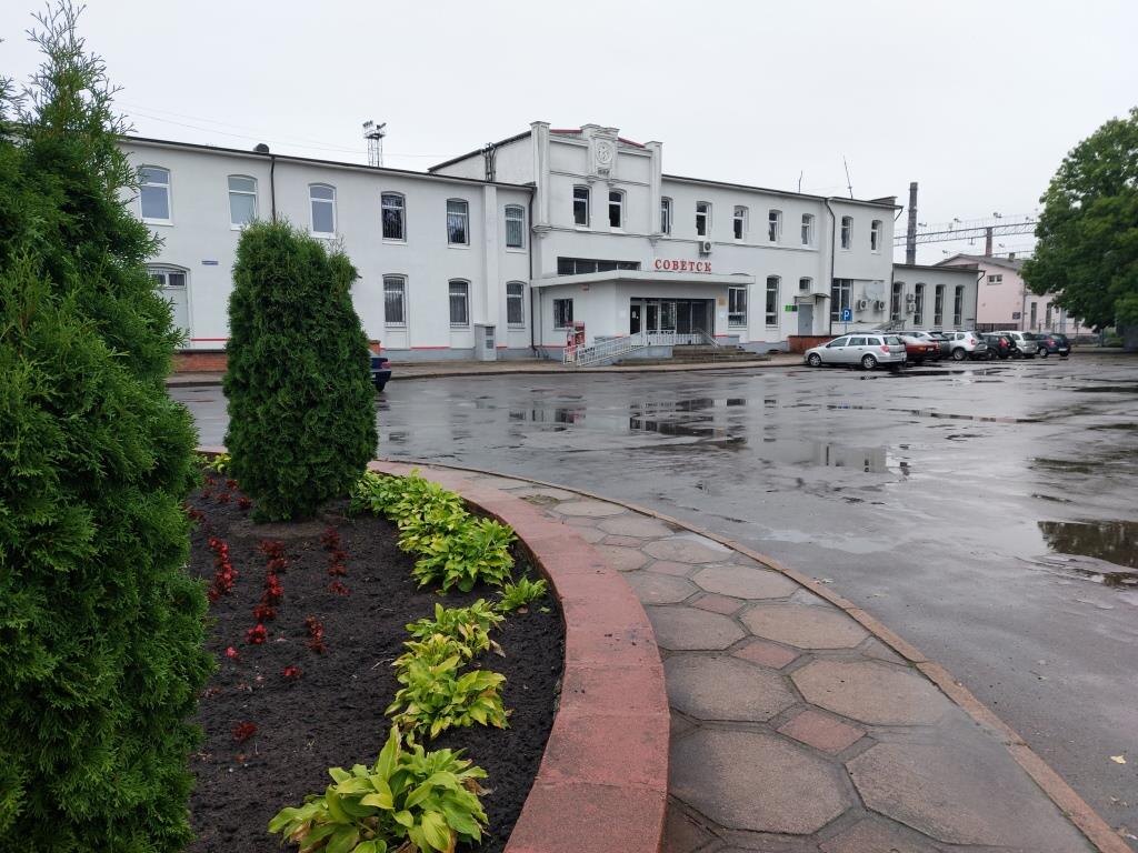 Ж/д вокзал Советска по соседству с которым находится и автовокзал города. В советское время это здание 1865 года постройки было слегка перестроено, вместо часов над главным входом появился герб, была несколько упрощена отделка и появилась пристройка у входа.