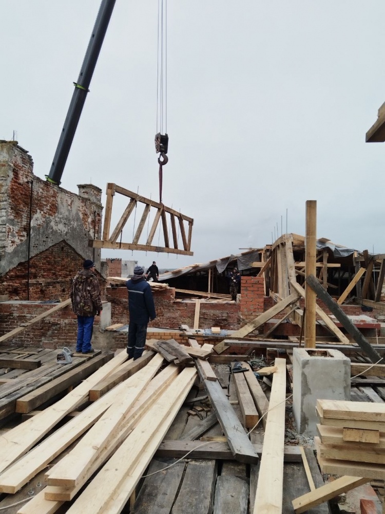    В феврале 2025 года кровельщики завершили возведение деревянной конструкции крыши. Фото: Фото из открытых источников/ https://panski-dom.by/ru