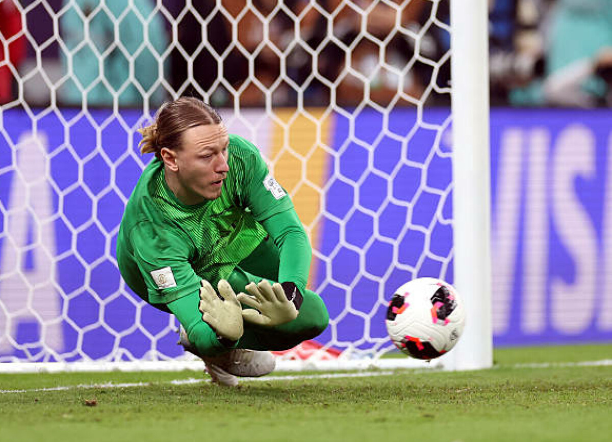     Французский журналист Танзи: если бы не травма, Сафонов продолжил бы выходить в основе «ПСЖ»