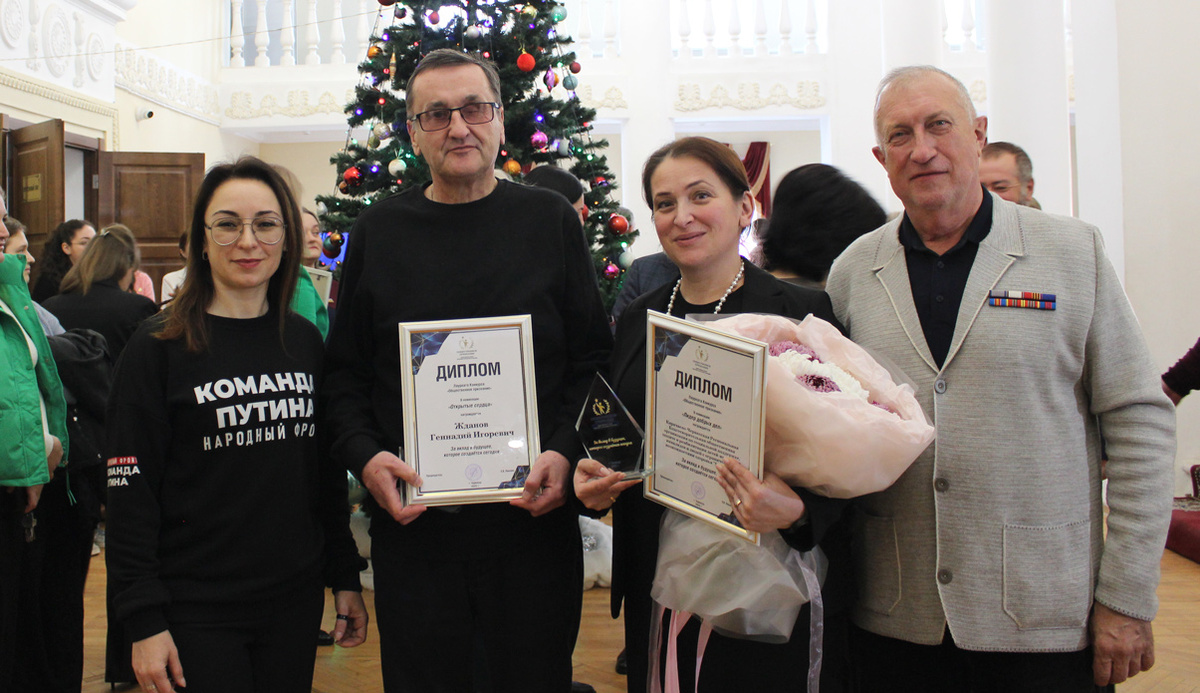 Людмила Каппушева, Геннадий Жданов, Светлана Байрамкулова и Олег Чесноков. Фото Евгения КРАТОВА.