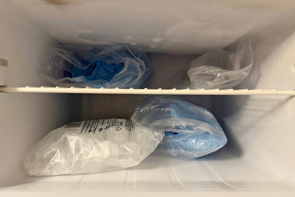 Чтобы всего этого избежать, холодильник нужно регулярно размораживать.