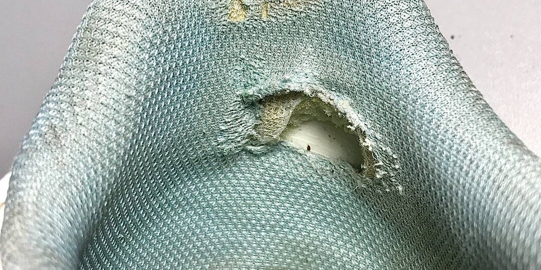 Дырка на пятке внутри обуви: ваша вина или брак? Что говорит ГОСТ