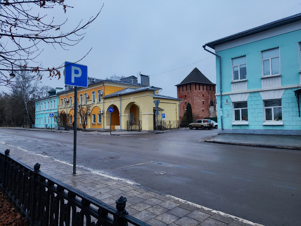 Квартира находится в голубом доме