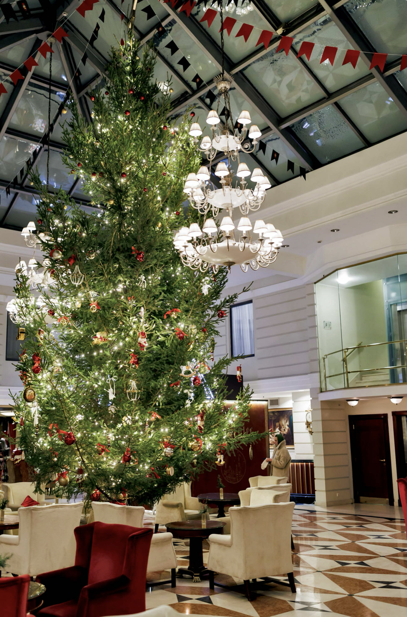     Главная героиня Нового года — 8-метровая елка в лобби