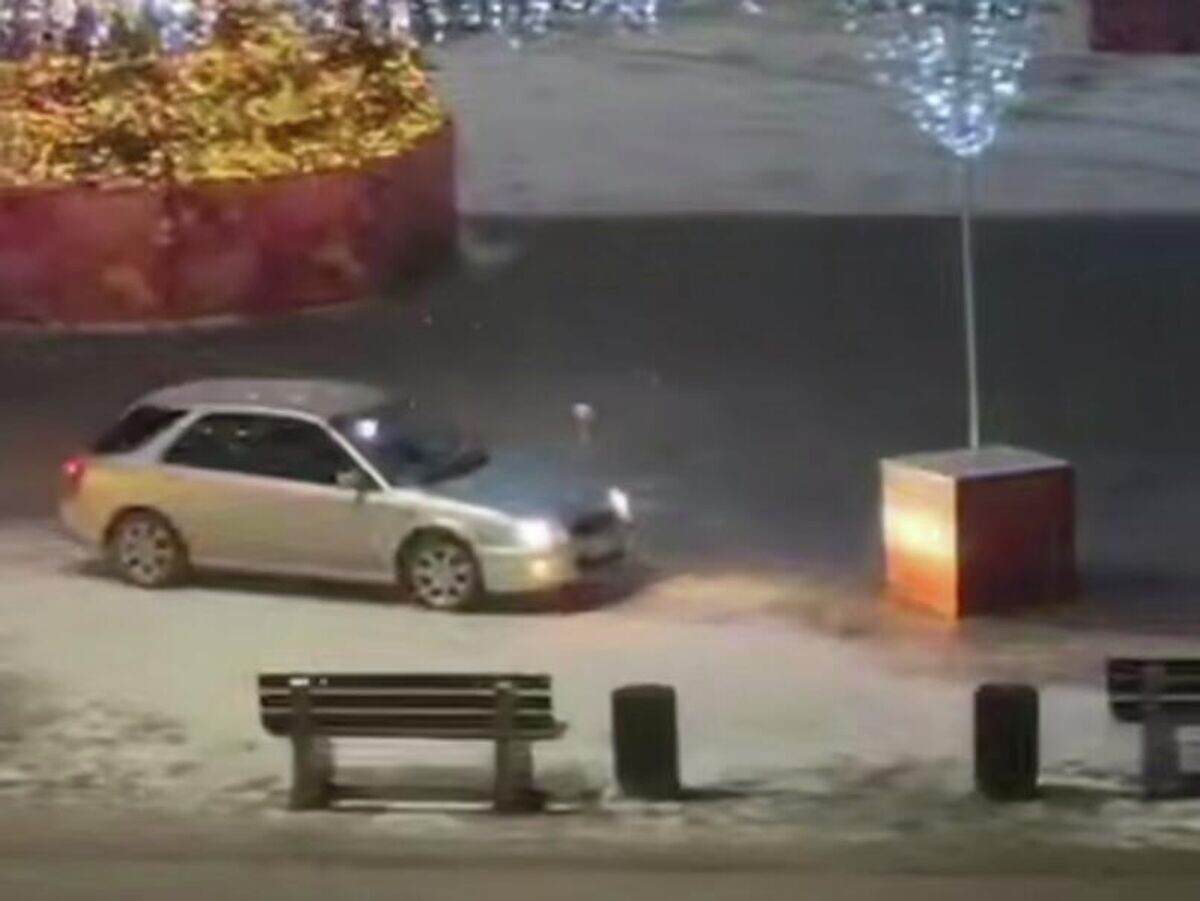    Автомобиль Subaru Impreza кружит вокруг новогодней ели на площади Партизанска в Приморье | © Кадр видео из соцсетей