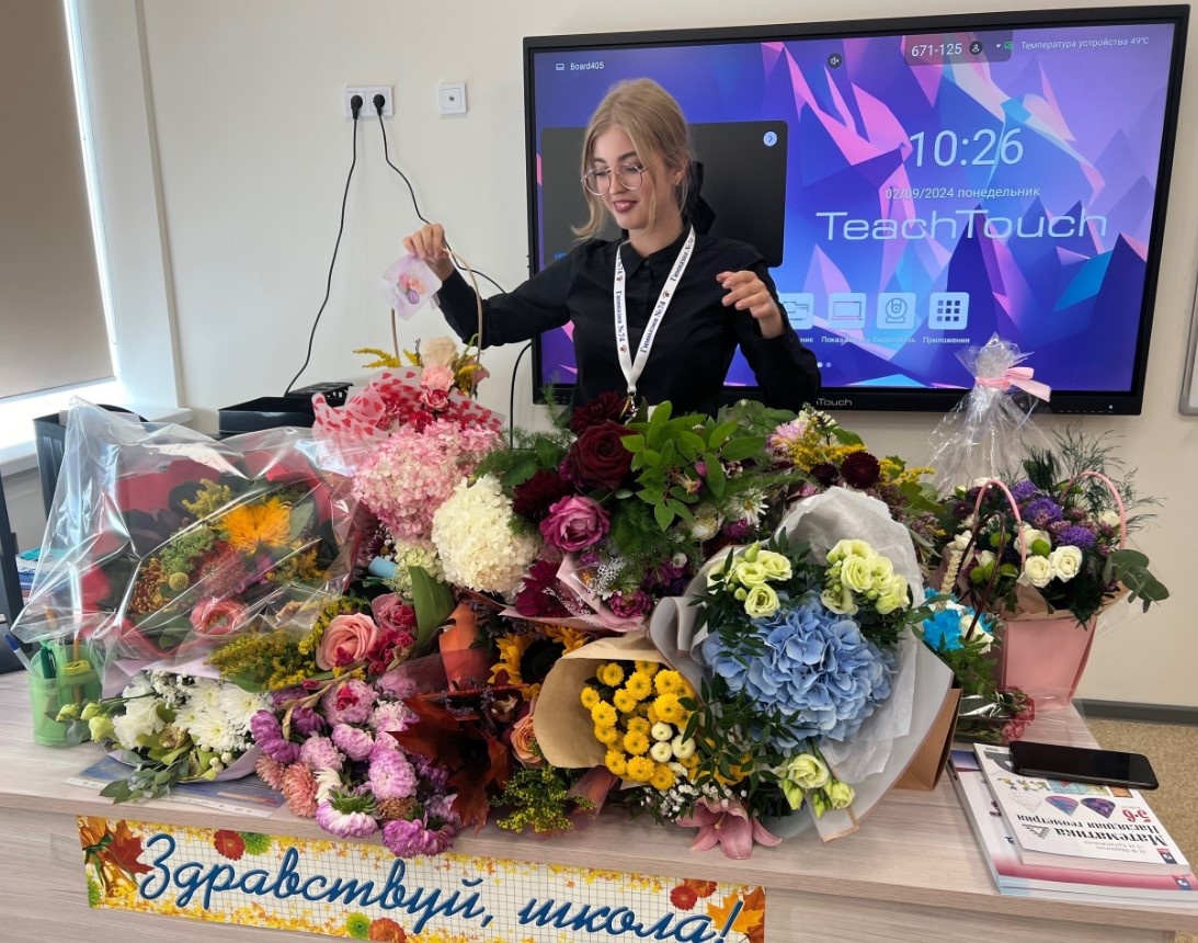 Афина Симеонидис во время своей работы в школе. Иллюстрация из соцсети обвиняемой