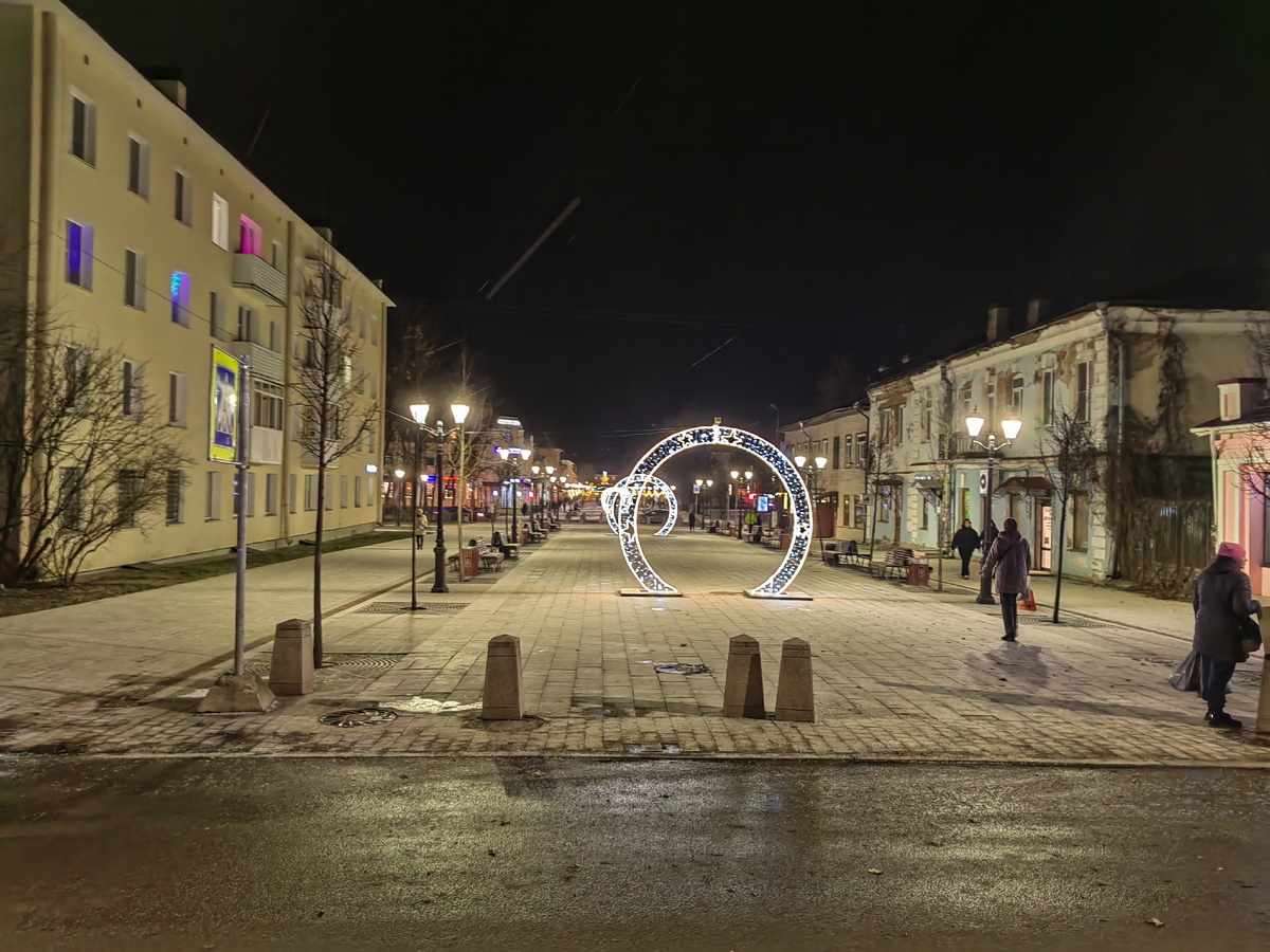Улица Соборная протянулась от Павловского кафедрального собора до проспекта 25 Октября. Является пешеходной. Пересекается другой ключевой магистралью города - улицей Карла Маркса. Вид на пересечение улиц Соборной и Карла Маркса.