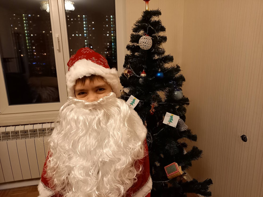 Дед Мороз и свежепоклеенные обои в квартире)