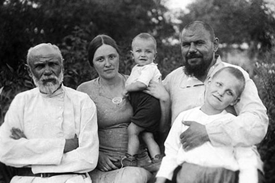 Николай Дроздов на руках у матери Надежды Павловны, слева – дед Сергей Иванович, справа - отец Николай Сергеевич с братом Сергеем, 1940 год, фото kp.ru