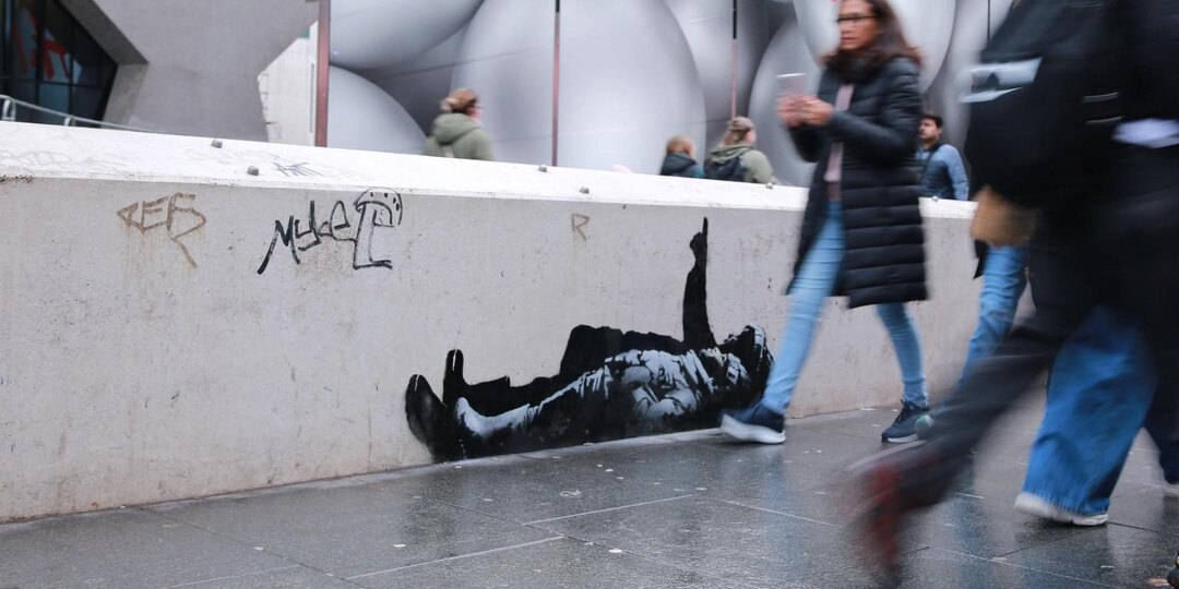 Перед Рождеством Бэнкси оставил в Лондоне два мурала с бездомными детьми