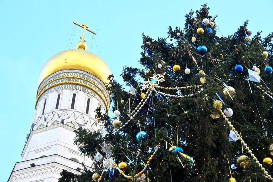    Морозный узор на столетних ветвях: главная елка страны зажгла огни в сердце Кремля Владимир ВЕЛЕНГУРИН