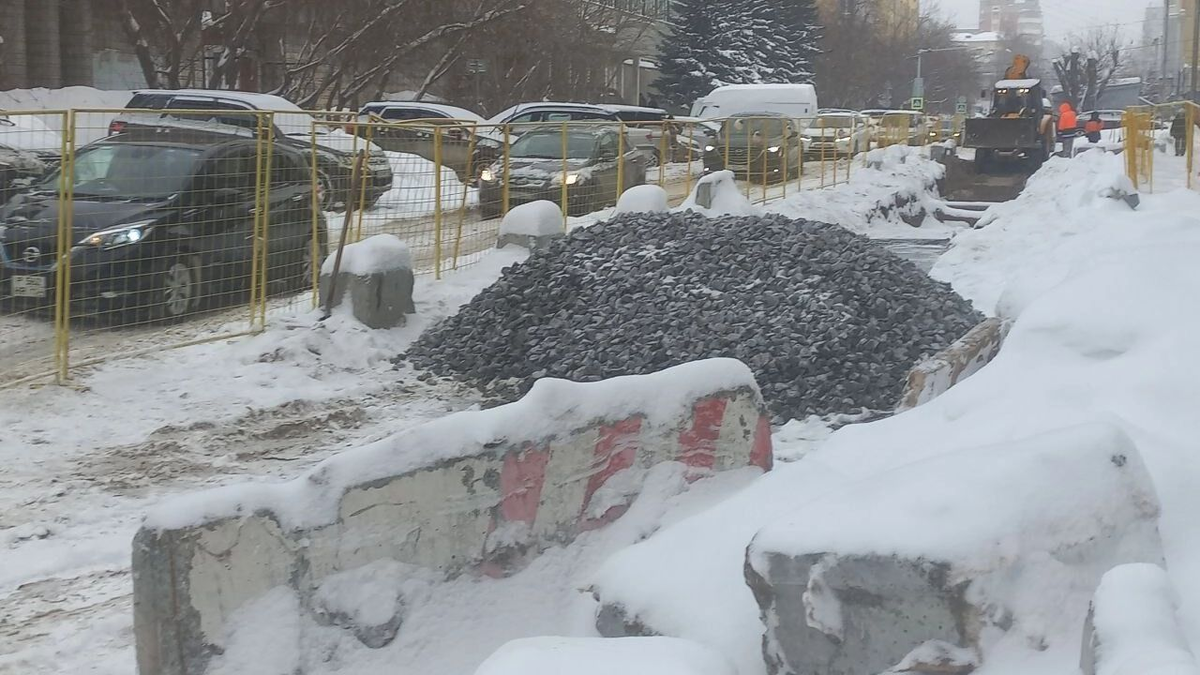 Фото: Федор Туров. atas.info. Заваленную снегом разрытую теплотрассу закопали сразу, как только фото появилось в сети
