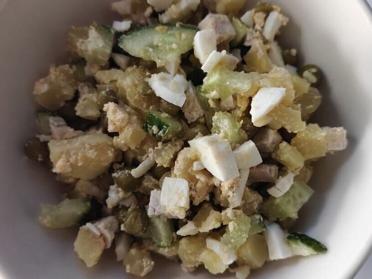     Условно патогенная микрофлора с кишечной палочкой, дрожжами и плесенью имели 11 образцов «Оливье». Фото: архив МК в Питере