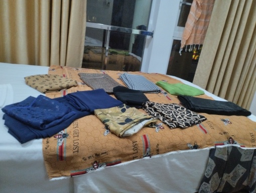 Подписной шелк Гуччи со стрекозами, на заднем плане Фенди, чисто средние логотипинки на бежевом фоне). Красивейшие шелковые жаккарды на летние брючно-пижамные костюмы.