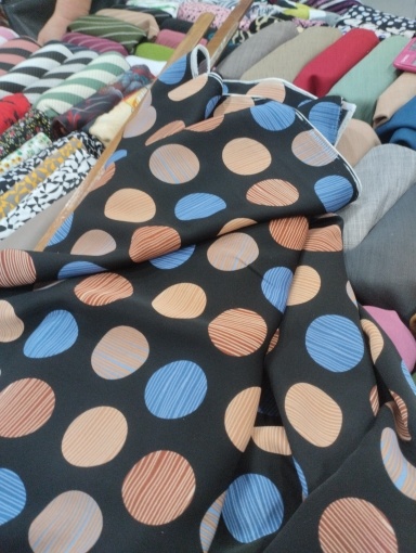 Милый шелковый горох, крепдешин, подходящий под любые  бежево-коричневые шлепанцы и туфли. При кажущейся простоте принтов, вещи из шелка-ну это высший пилотаж.