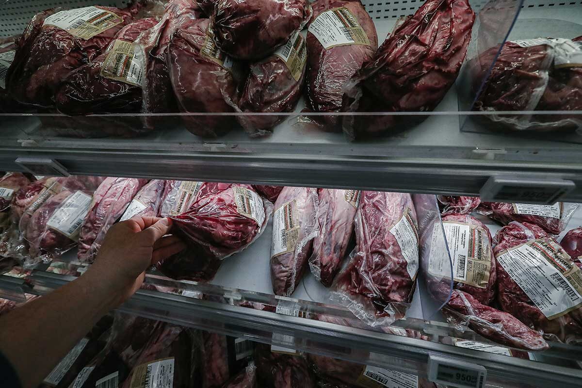 Андрей Любимов / РБК📷Мясо должно принимать прежнюю форму после надавливания пальцем и выделять из разрезов сок алого цвета