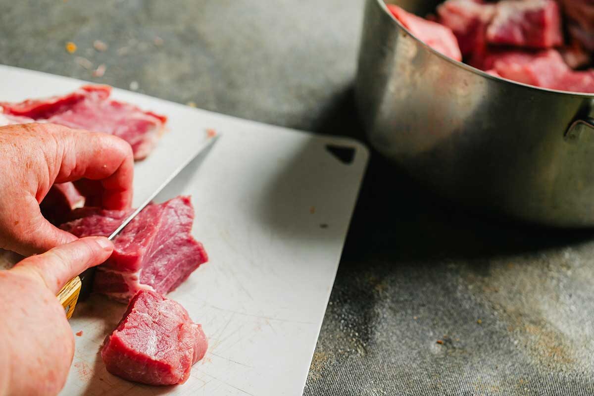 mark gusev / Shutterstock / FOTODOM📷Режьте мясо на отдельной разделочной доске