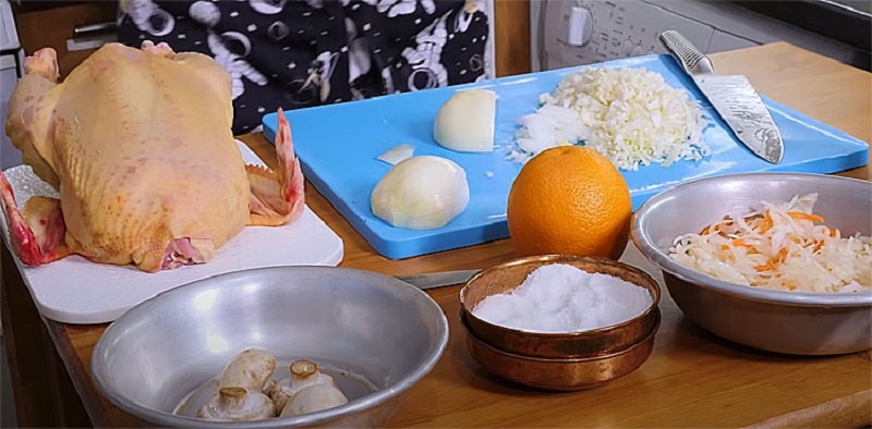 Курица без костей с необычной начинкой: главный сюрприз новогоднего стола