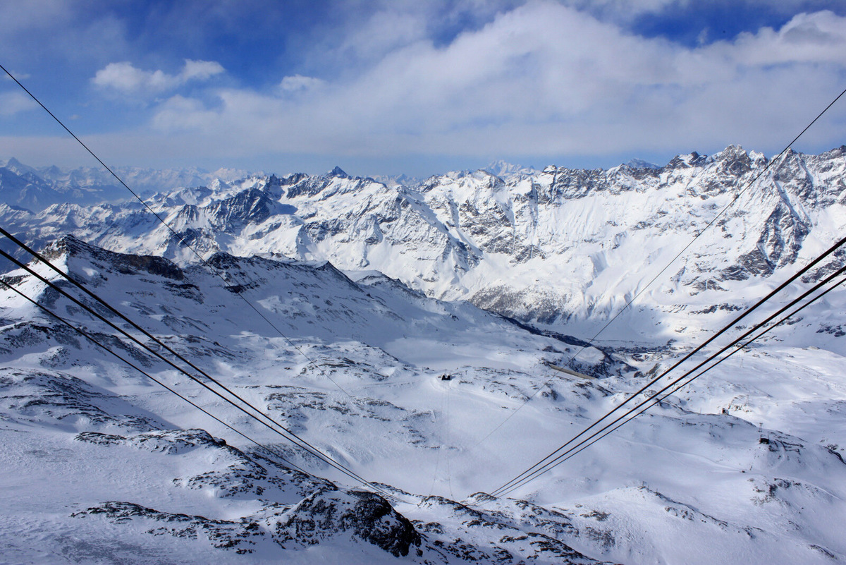 Путь от подножия Червинии до ледниковой станции занимает около 40 минут с пересадками, перепад высоты — почти 2000 метров, уши закладывает, как в самолёте. Фото: Pier B / Wikimedia