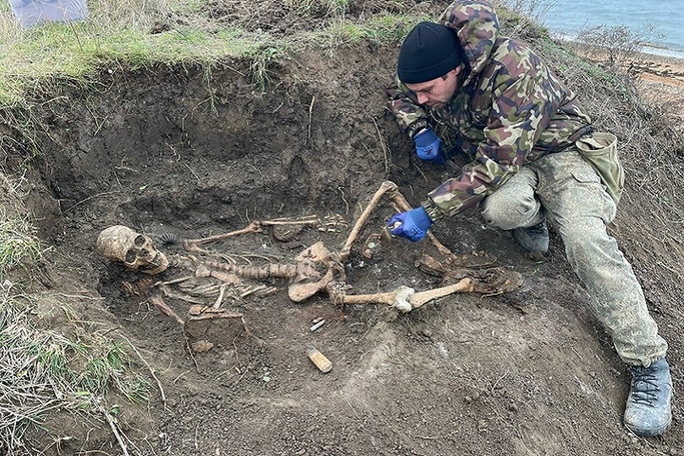    Останки бойца нашли на берегу на глубине всего 60-70 сантиметров. Фото: Виктор Густой/Vk