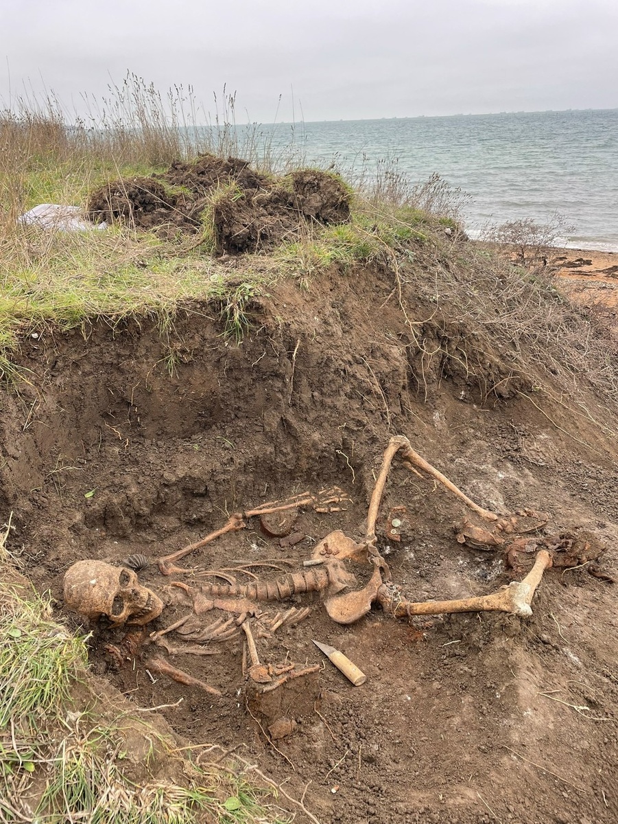    Под головой у бойца был противогаз. Фото: Виктор Густой/Vk