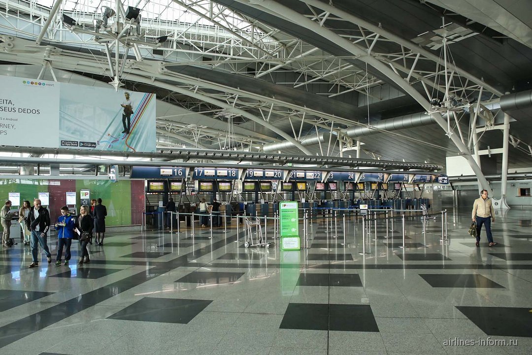    Стойки регистрации на рейсы в аэропорту Порту