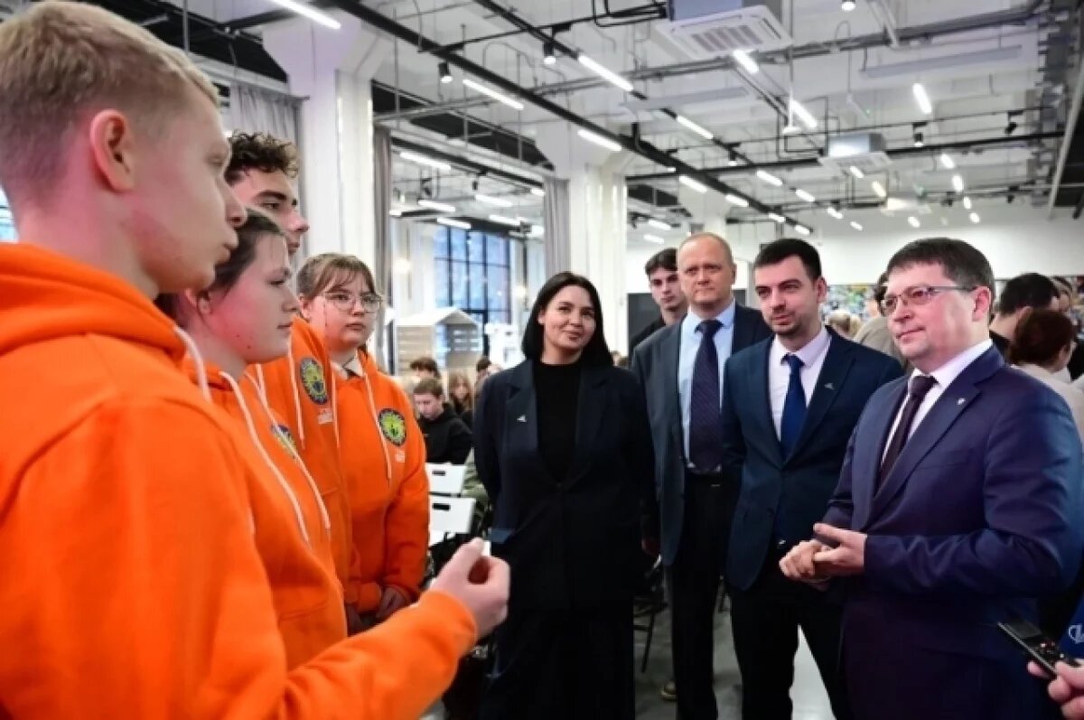    Выпускники школ и студенты напрямую общались с Министром Николаем Еланцевым.