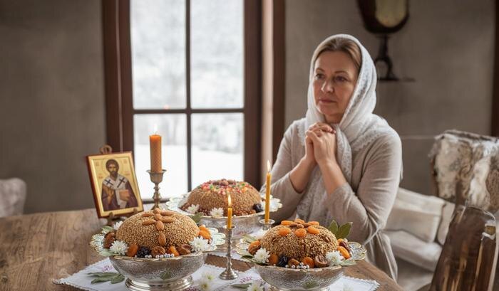 Русское традиционное блюдо — коливо. Его можно есть в сочельник, но и на Новый год подойдёт. Обложка © Nano Banana AI