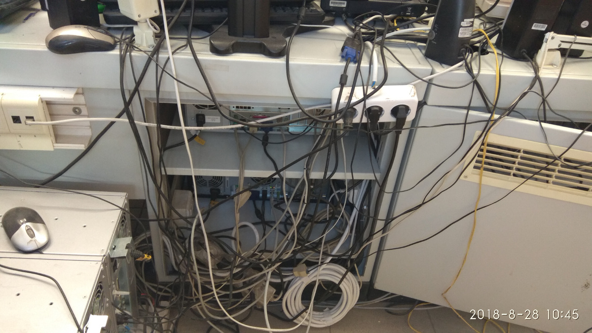 Отсутствие кабель-менеджмента на рабочем месте диспетчера