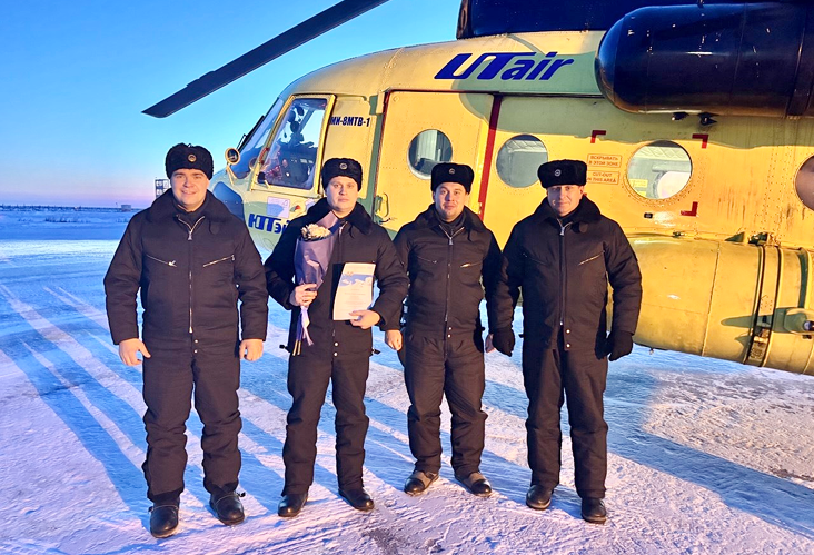 На фото слева направо: Антон Евстифеев, командира летного отряда № 7
Кирилл Бутычин, командир Ми-8 лётного отряда № 7
Азат Хасанов, второй пилот лётного отряда № 7
Михаил Васькин, бортмеханик лётного отряда № 7