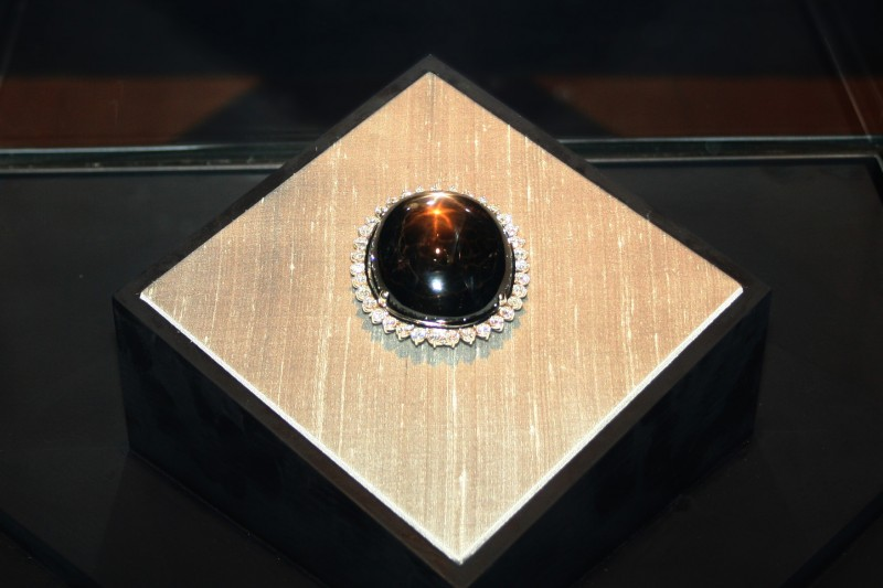 Крупнейший в мире звёздный сапфир Чёрная звезда Квинсленда, 733 карат (146,6 г). Найден в 1930-х годах