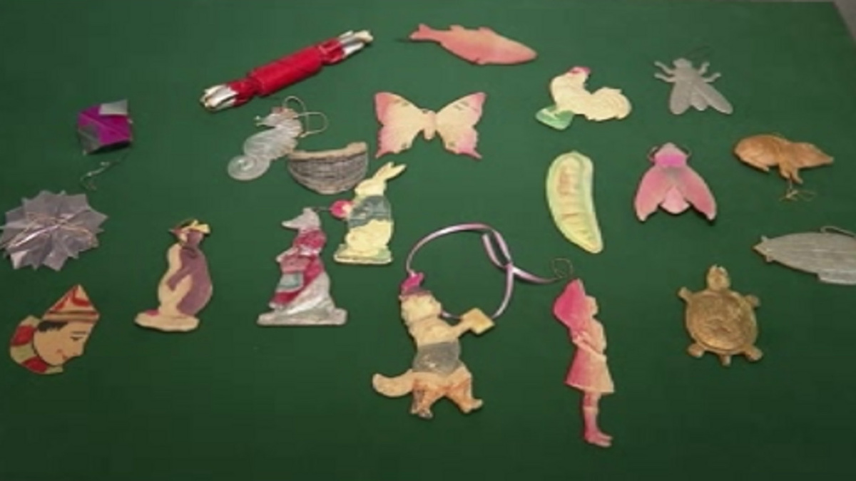    Елочные игрушки в технике «дрезденский картонаж» хранятся в Курском областном краеведческом музее