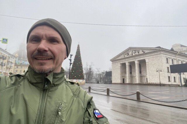    Кости Хейсканен на фоне драмтеатра в Мариуполе Фото: Фото предоставил Кости Хейсканен.