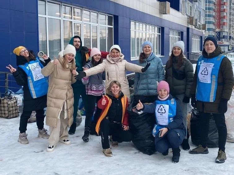 Наши акции в любую погоду, я в желтой шапке)