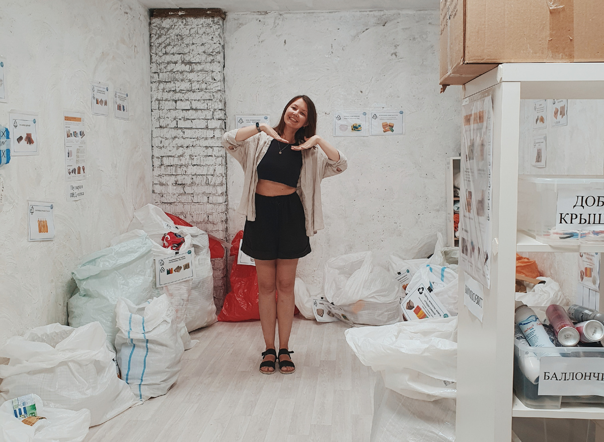 Сначала он выглядел так, еще не было полочек для шеринга, только прием вторсырья