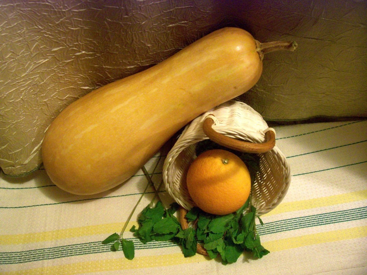 Фото мое. Это я натюрморт пыталась составить из тыквы, апельсина и петрушки!)))