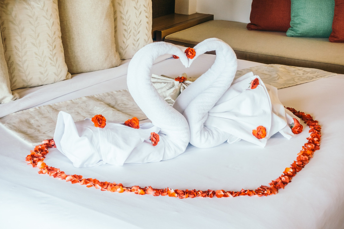 В номерах белоснежные лебеди могут быть дополнены лепестками роз или другим декором. Фото: mrsiraphol / Freepik
