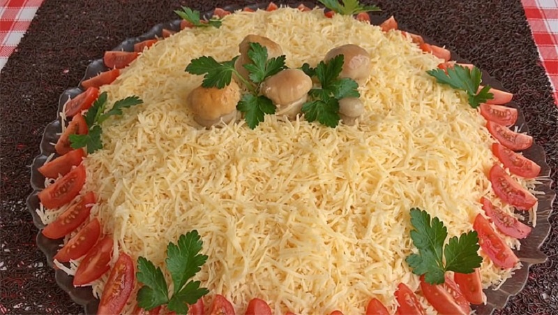 Новогодний салат "Русская красавица": почему его всегда мало — опыт, вдохновение и секреты идеального вкуса