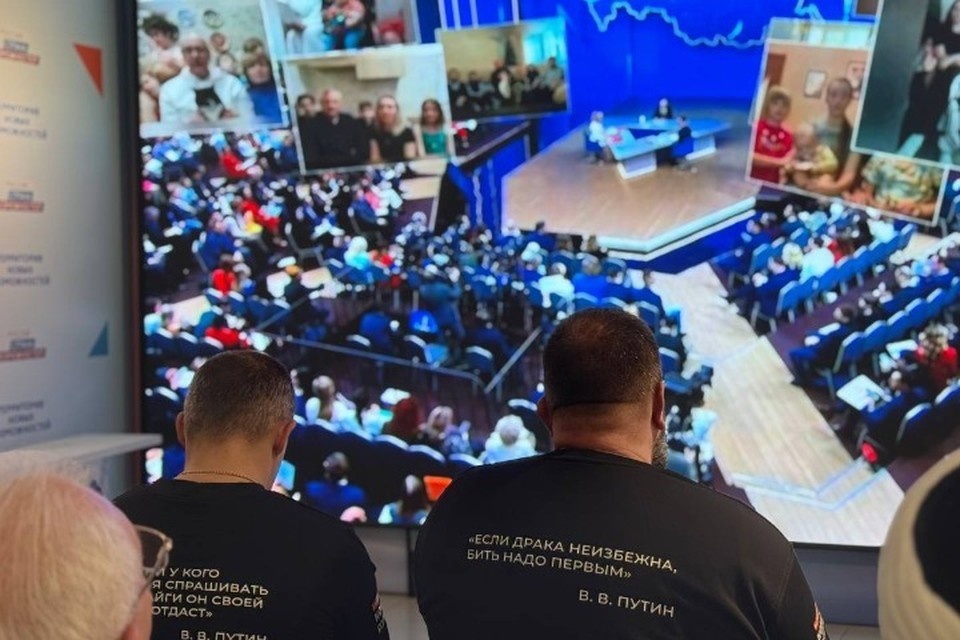    Команда «Народного фронта» слушает прямую линию президента. Фото: «Народный фронт»