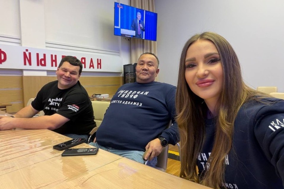    Команда «Народного фронта» слушает прямую линию президента. Фото: «Народный фронт»