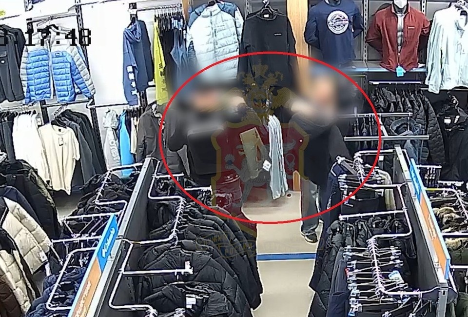    Соучастники попали в объектив камеры видеонаблюдения. Фото: МВД Крыма