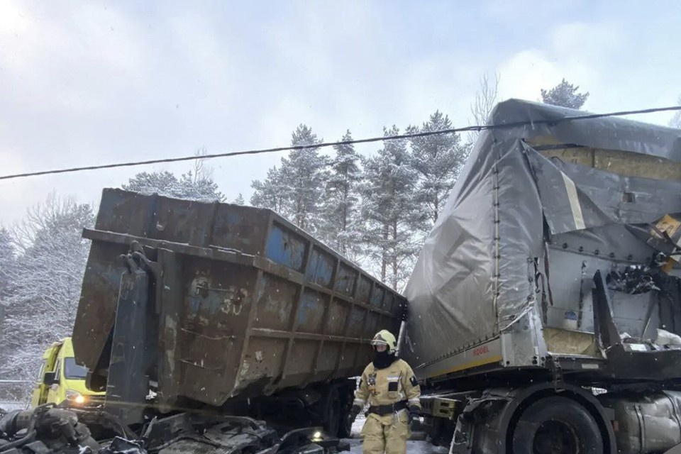   Пострадали водители фур. Фото: t.me/lenoblpozhspas