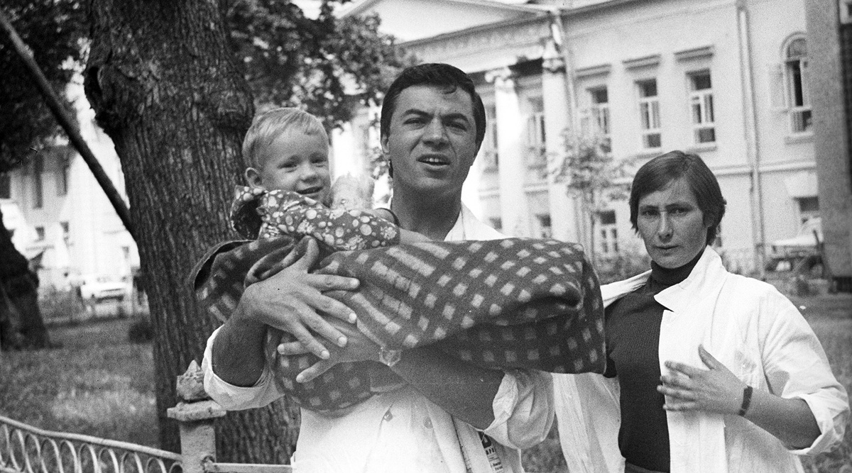 Микрохирург Рамаз Датиашвили и трёхлетняя Раса Прасцевичуте после успешной операции по реплантации обеих стоп. Фото из открытого источника