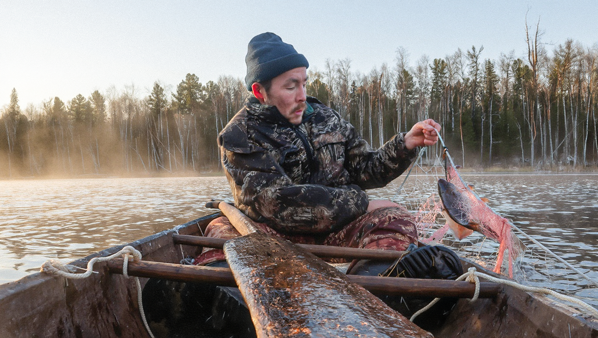 Кадр из видео: «Стать мужчиной по-селькупски. Охота и рыбалка в Сибири. Часть 2 | С полем!»/АНО «Ямал-Медиа»